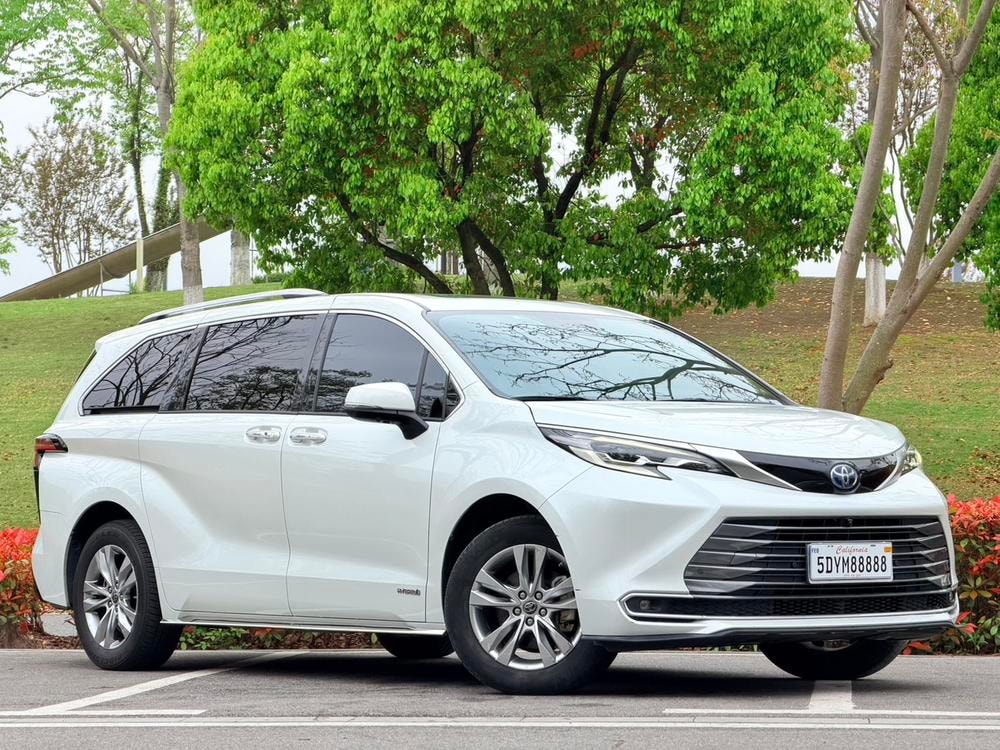 Toyota Sienna 2021 — фото автомобиля 1
