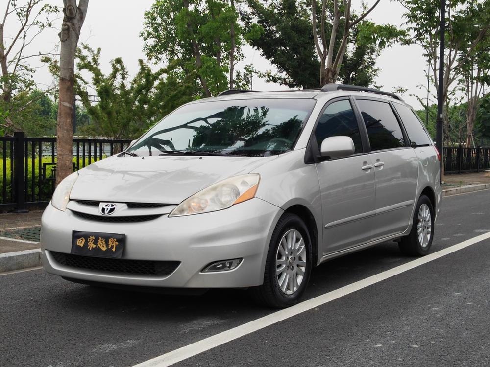 Toyota Sienna 2007 — фото автомобиля