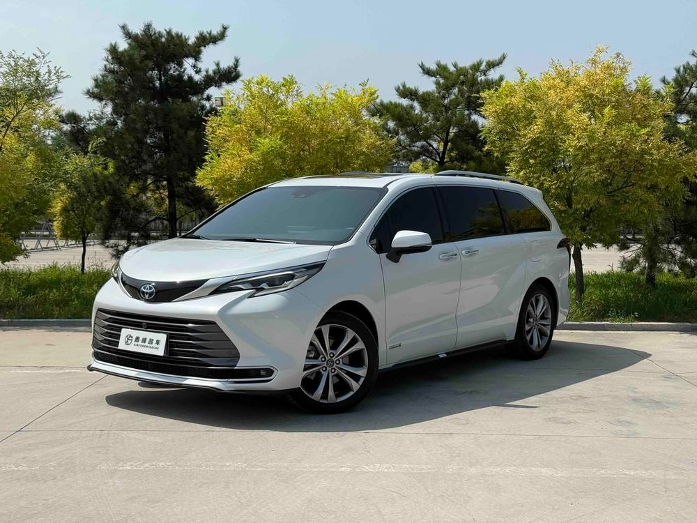 Toyota Sienna 2023 — фото автомобиля 1