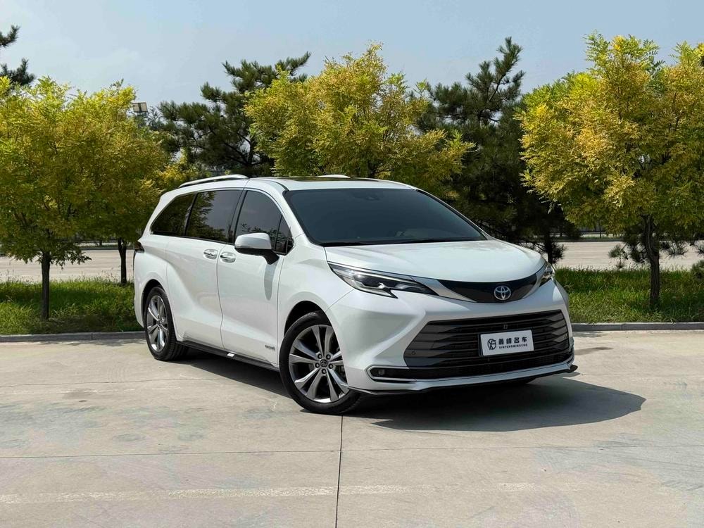 Toyota Sienna 2023 — фото автомобиля
