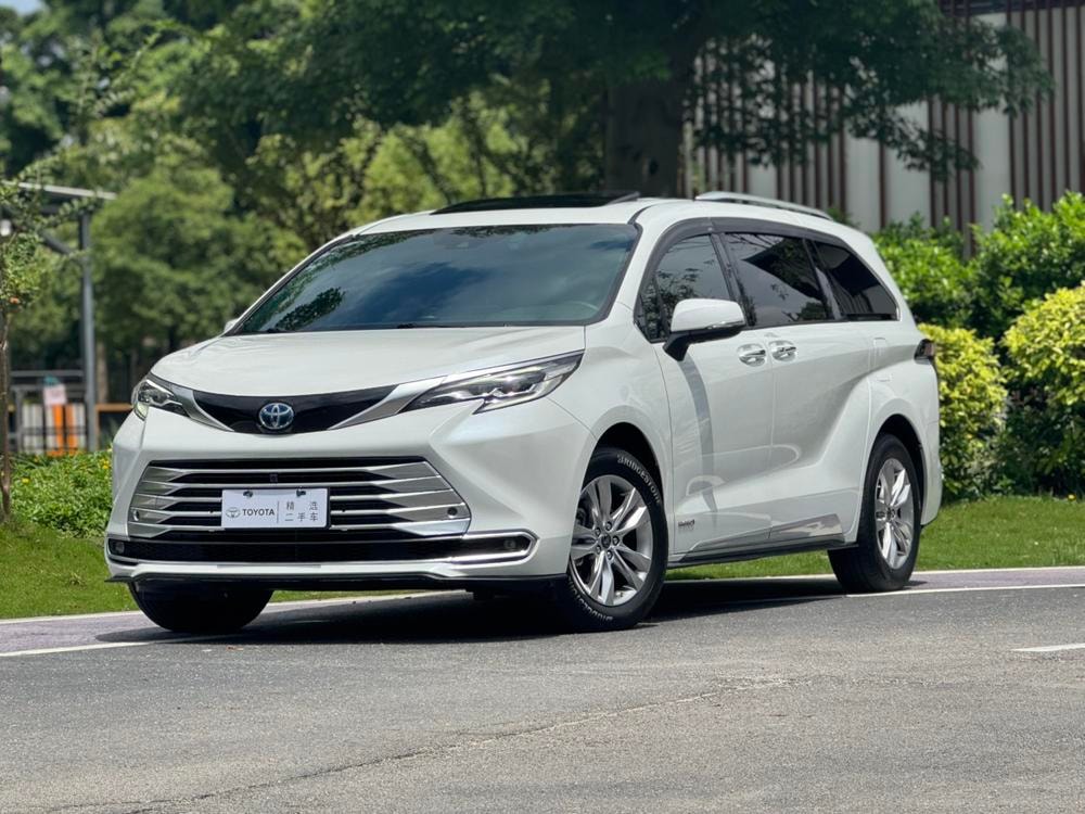 Toyota Sienna 2021 — фото автомобиля