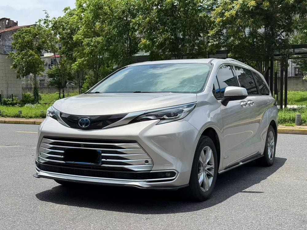 Toyota Sienna 2021 — фото автомобиля