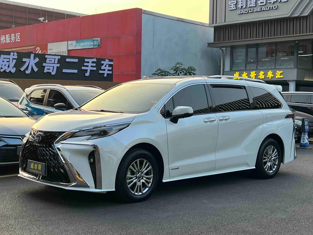 Toyota Sienna 2023 — фото автомобиля 1