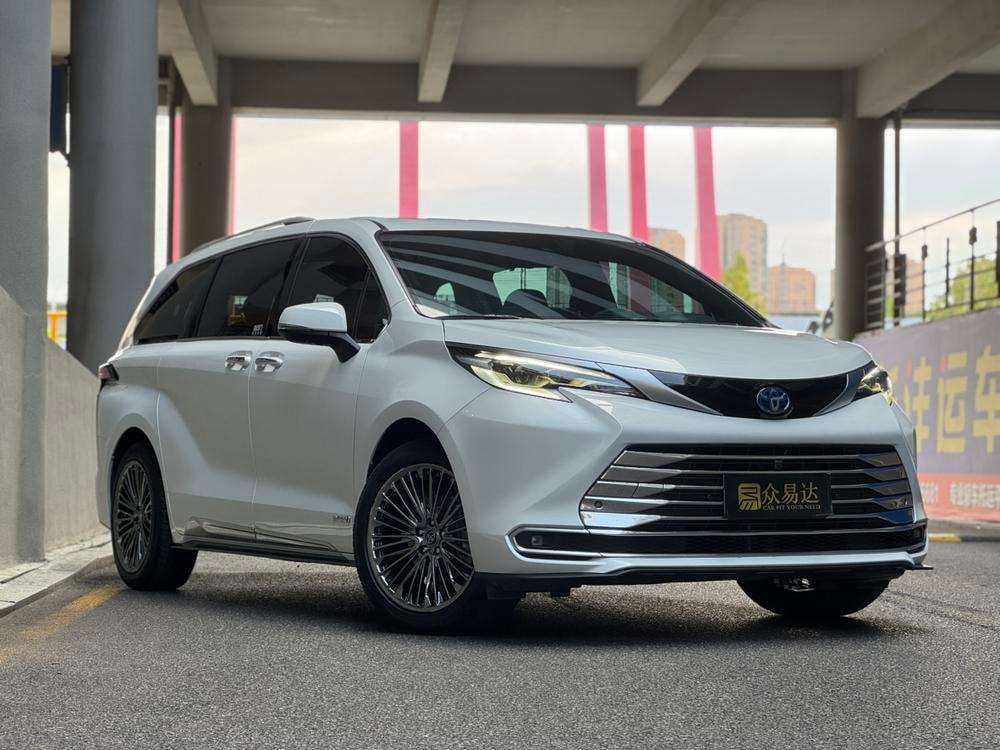 Toyota Sienna 2023 — фото автомобиля