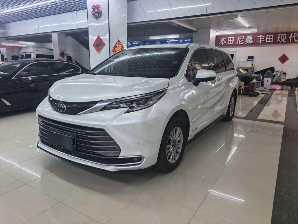 Toyota Sienna 2021 — фото автомобиля 1