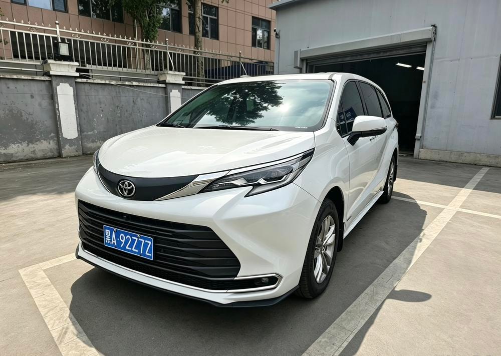 Toyota Sienna 2024 — фото автомобиля