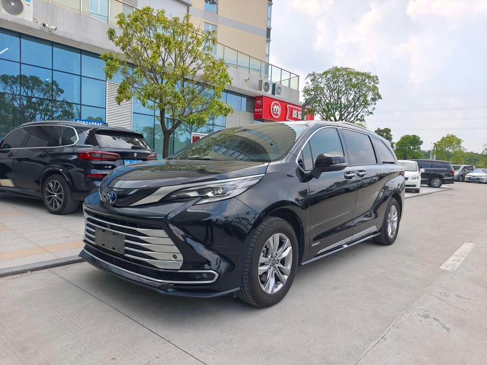 Toyota Sienna 2021 — фото автомобиля