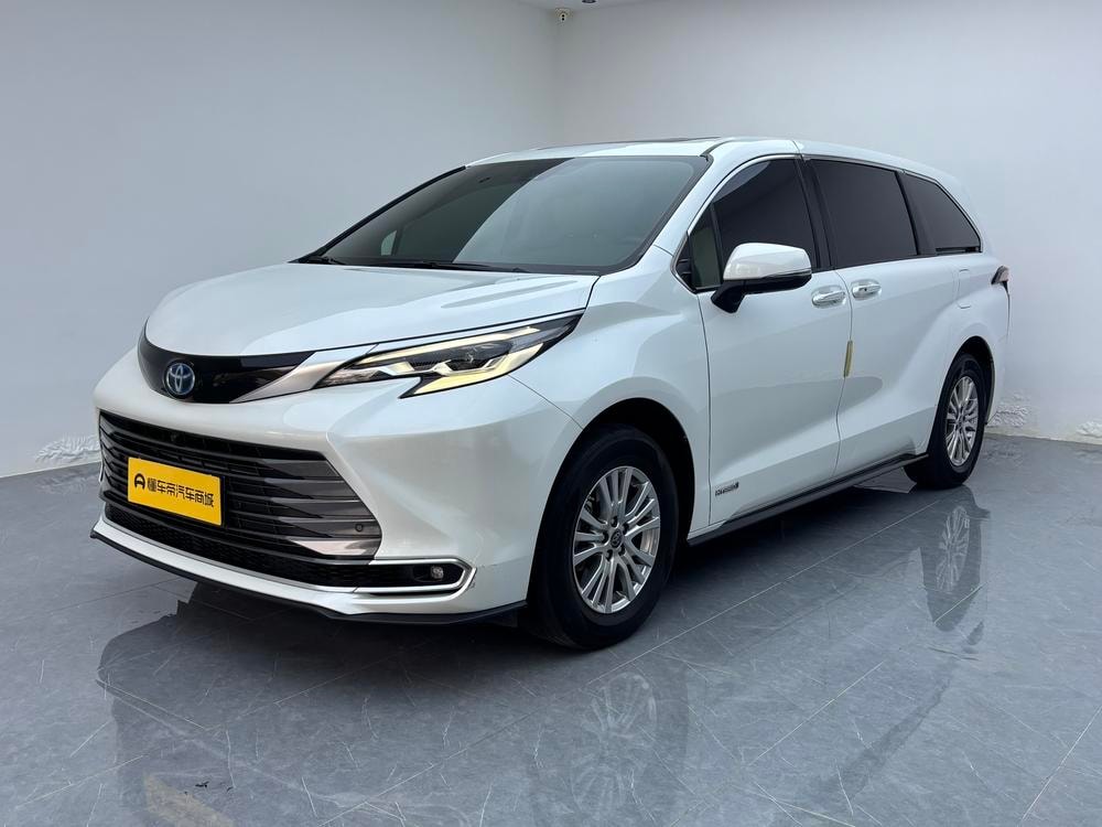 Toyota Sienna 2021 — фото автомобиля 1
