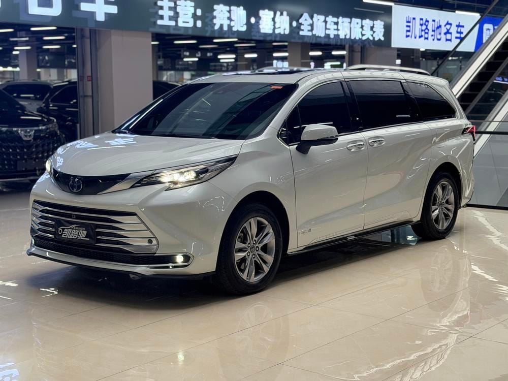 Toyota Sienna 2021 — фото автомобиля