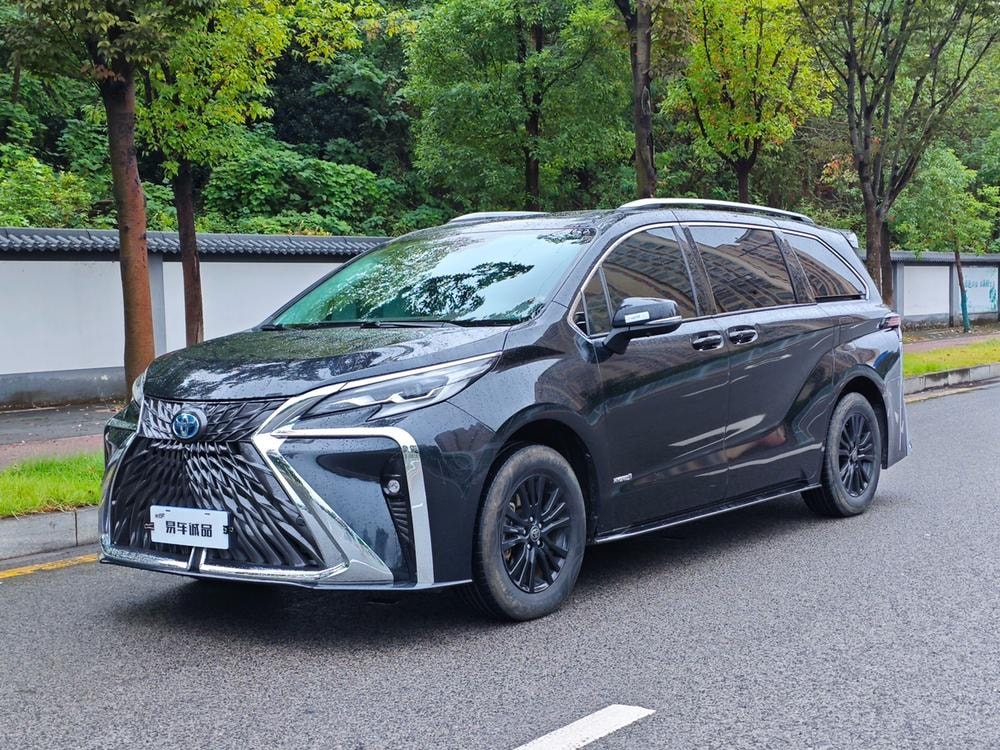 Toyota Sienna 2021 — фото автомобиля