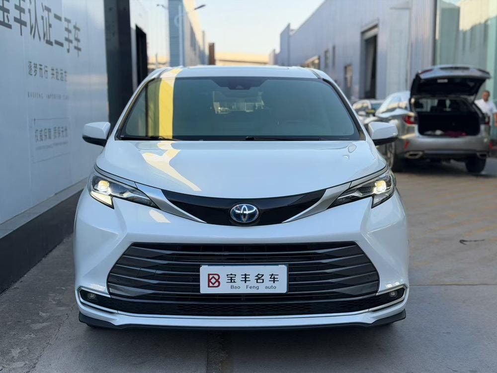 Toyota Sienna 2021 — фото автомобиля 1