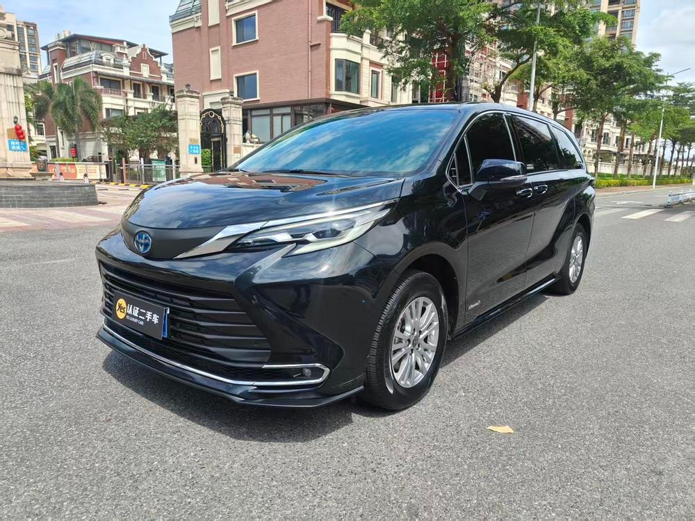 Toyota Sienna 2021 — фото автомобиля