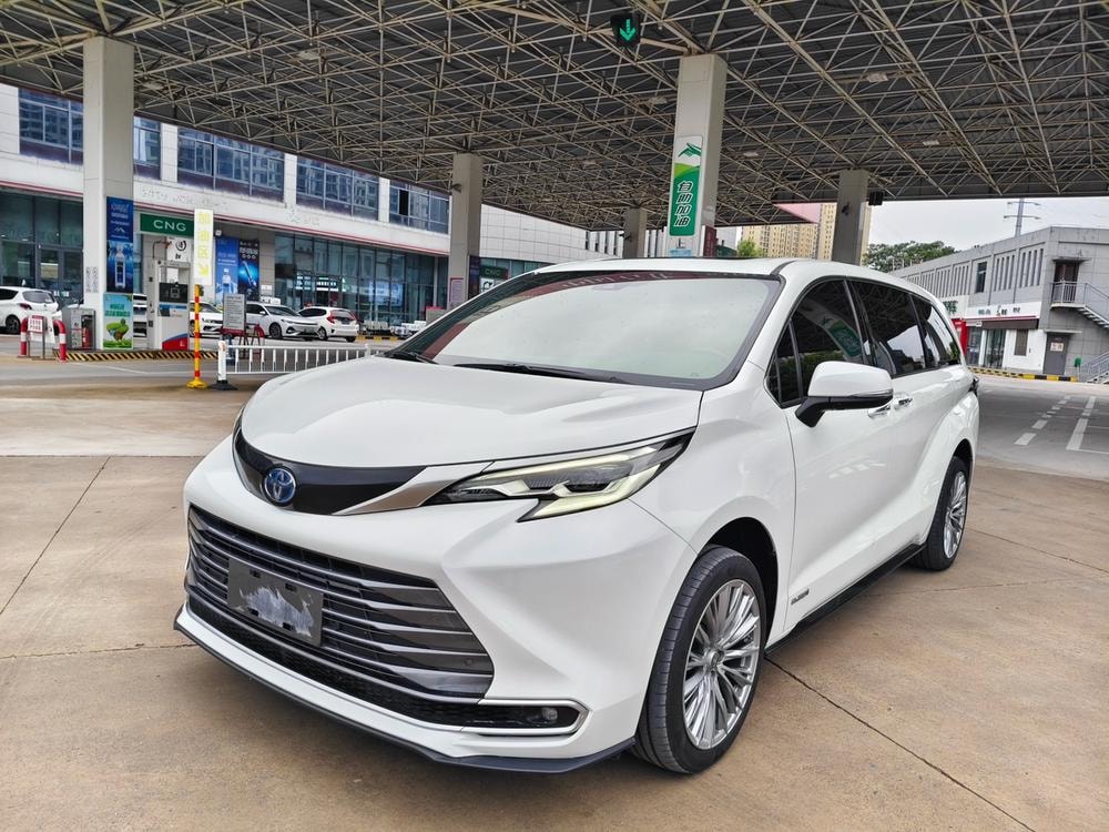 Toyota Sienna 2021 — фото автомобиля 1