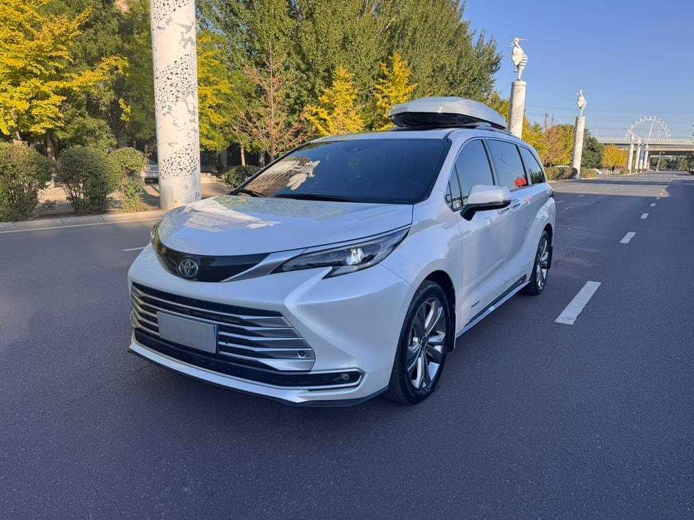 Toyota Sienna 2023 — фото автомобиля