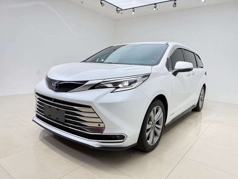 Toyota Sienna 2023 — фото автомобиля 1