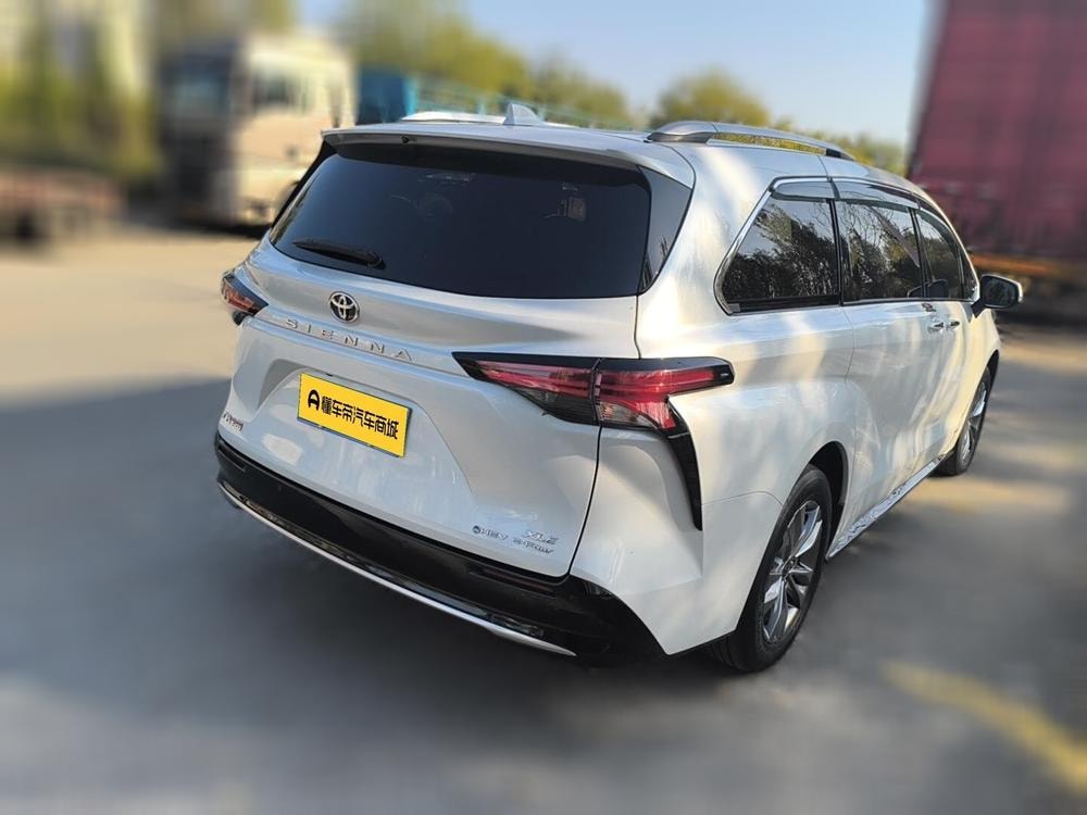 Toyota Sienna 2024 — фото автомобиля