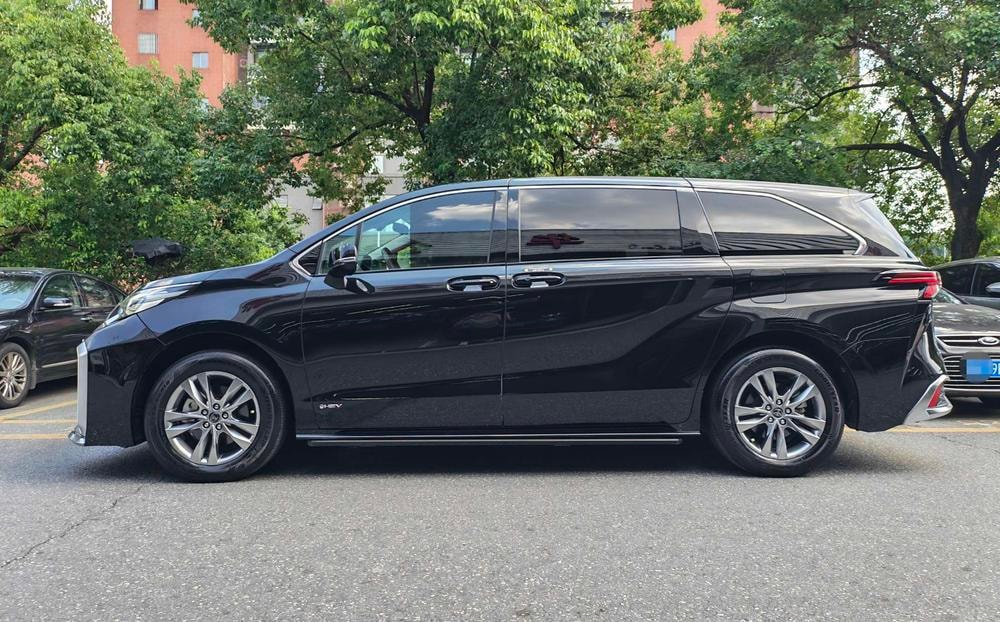 Toyota Sienna 2024 — фото автомобиля 1