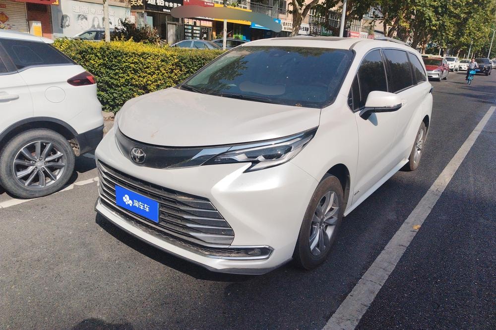 Toyota Sienna 2024 — фото автомобиля 1