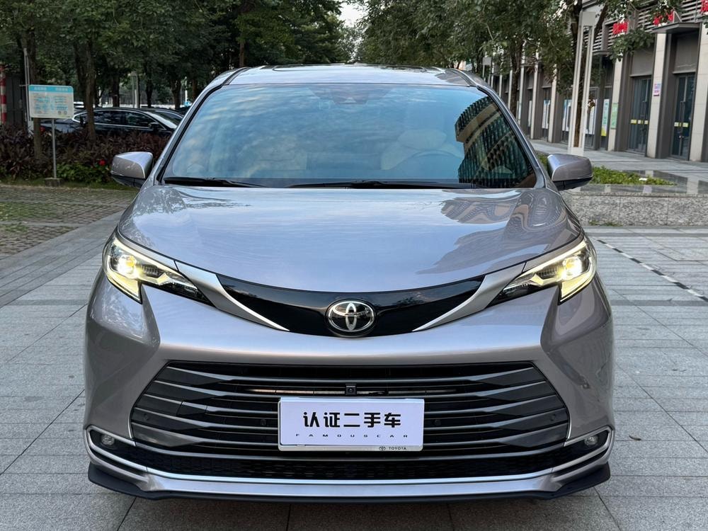 Toyota Sienna 2024 — фото автомобиля 1