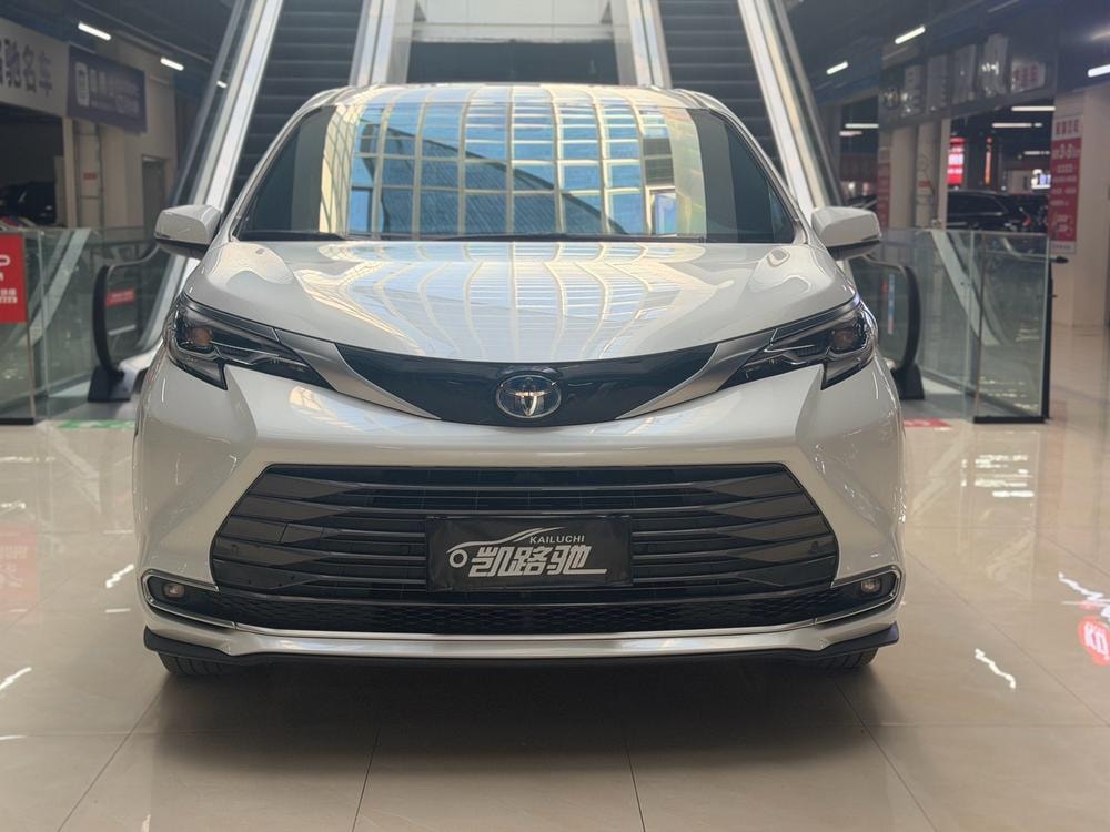 Toyota Sienna 2021 — фото автомобиля 1