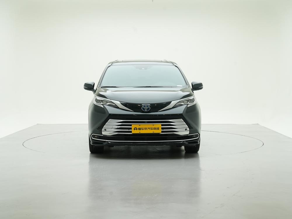 Toyota Sienna 2023 — фото автомобиля