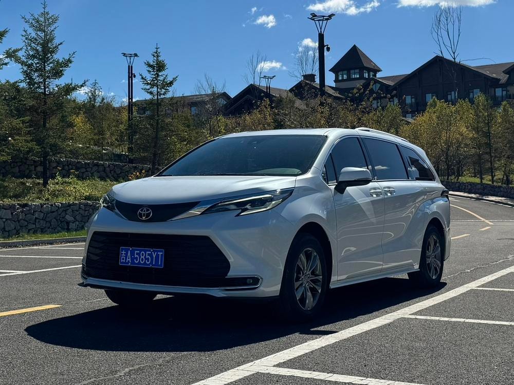 Toyota Sienna 2026 — фото автомобиля