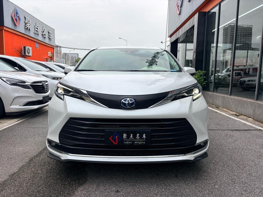 Toyota Sienna 2023 — фото автомобиля 1