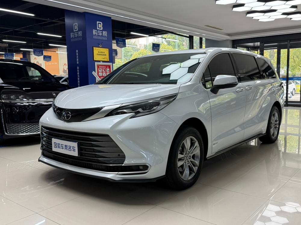 Toyota Sienna 2024 — фото автомобиля 1