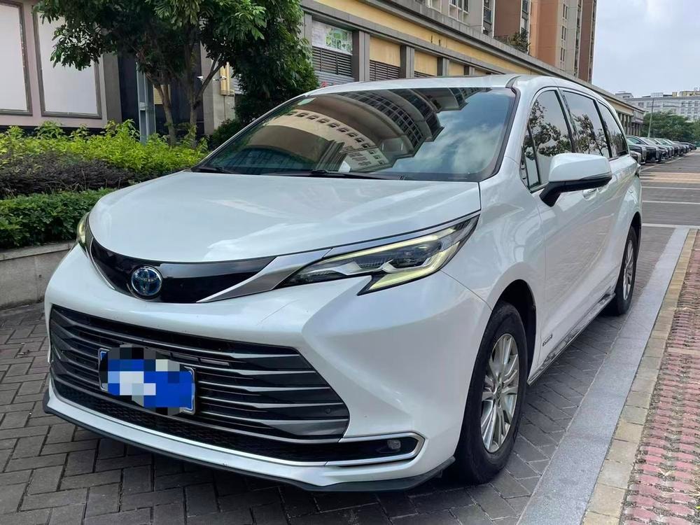 Toyota Sienna 2021 — фото автомобиля
