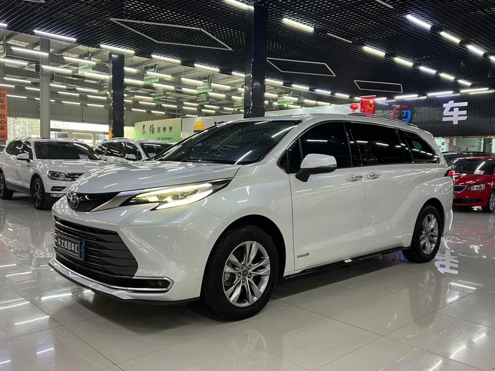 Toyota Sienna 2021 — фото автомобиля