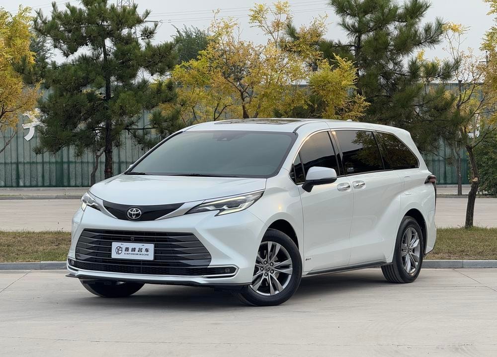 Toyota Sienna 2024 — фото автомобиля