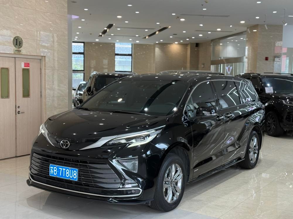 Toyota Sienna 2024 — фото автомобиля