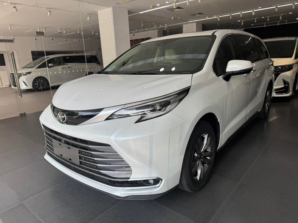 Toyota Sienna 2026 — фото автомобиля