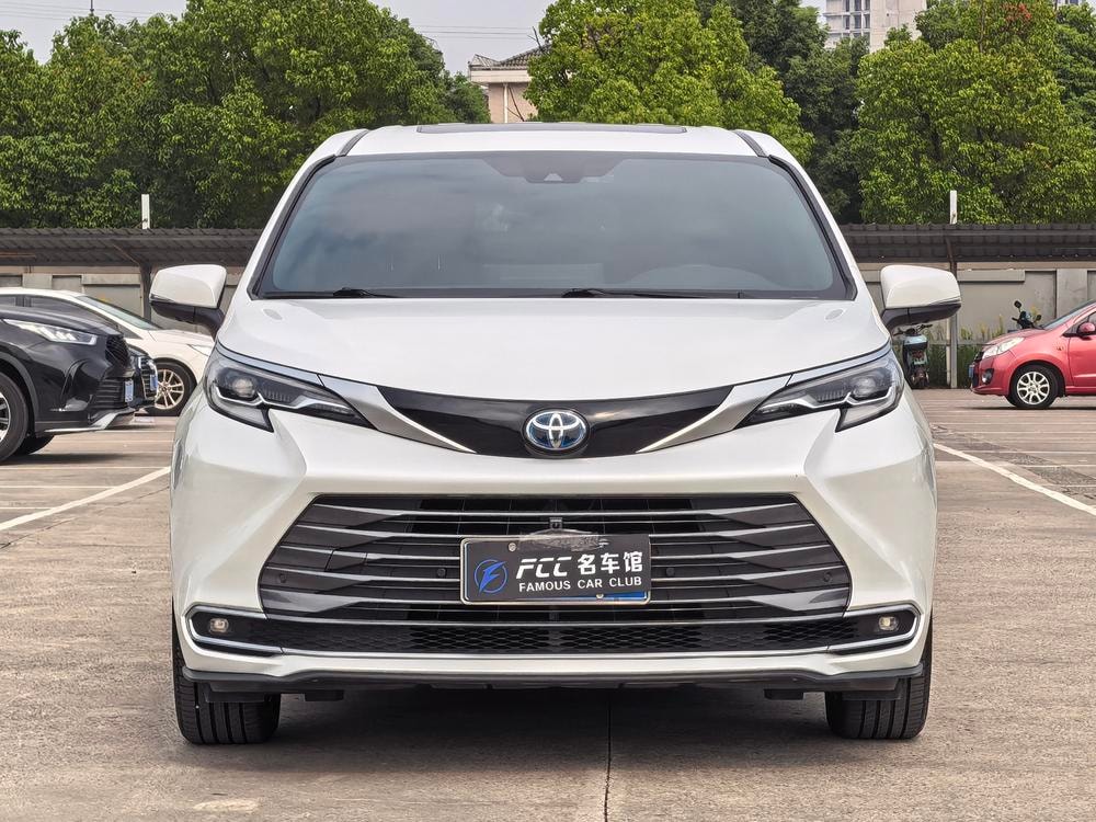 Toyota Sienna 2023 — фото автомобиля