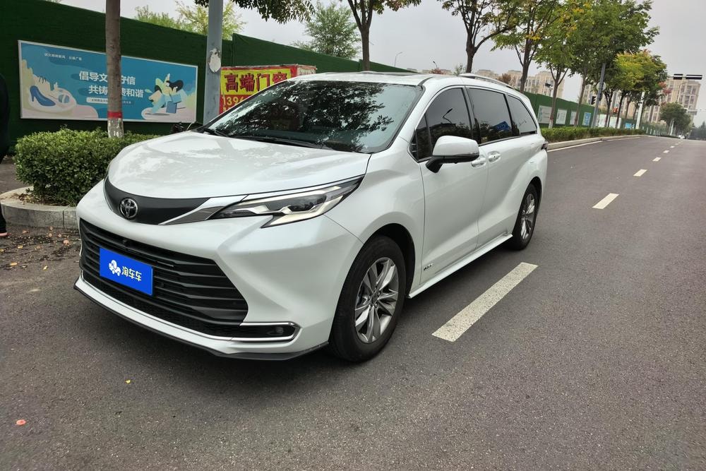 Toyota Sienna 2024 — фото автомобиля