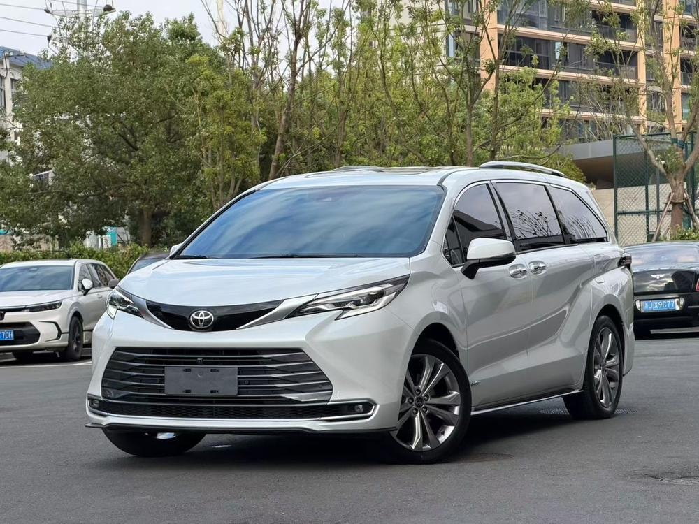 Toyota Sienna 2024 — фото автомобиля