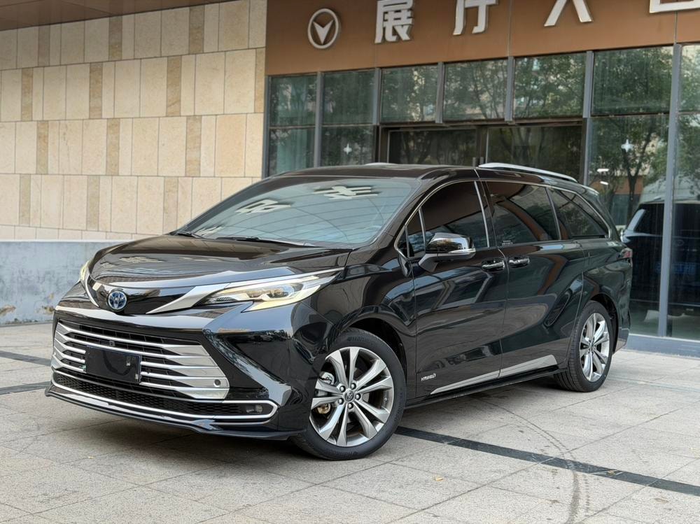 Toyota Sienna 2021 — фото автомобиля