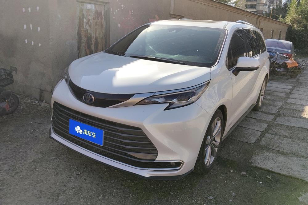 Toyota Sienna 2021 — фото автомобиля
