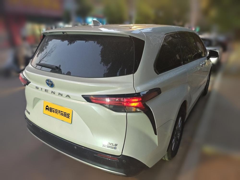 Toyota Sienna 2023 — фото автомобиля