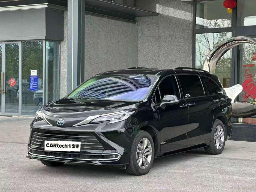 Toyota Sienna 2023 — фото автомобиля