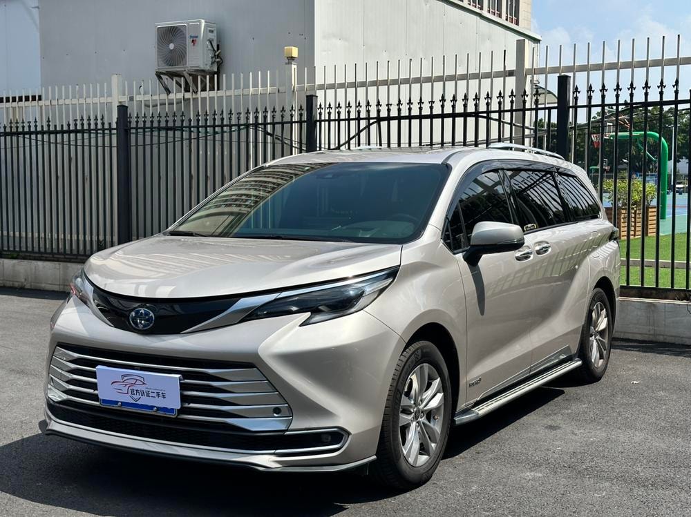 Toyota Sienna 2021 — фото автомобиля