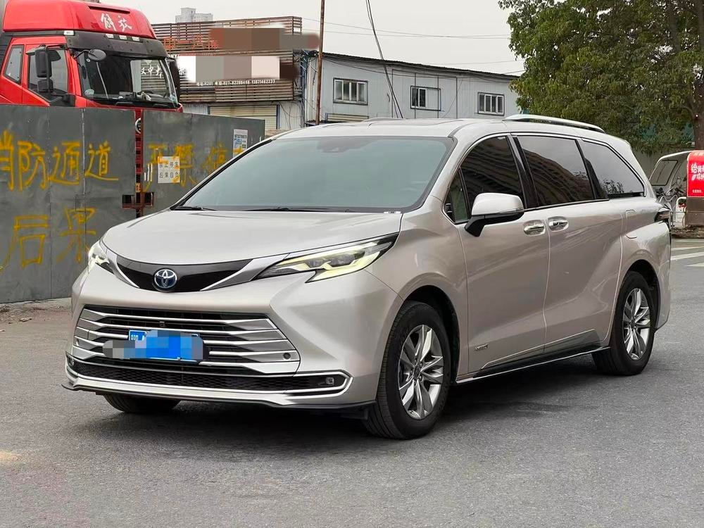 Toyota Sienna 2021 — фото автомобиля