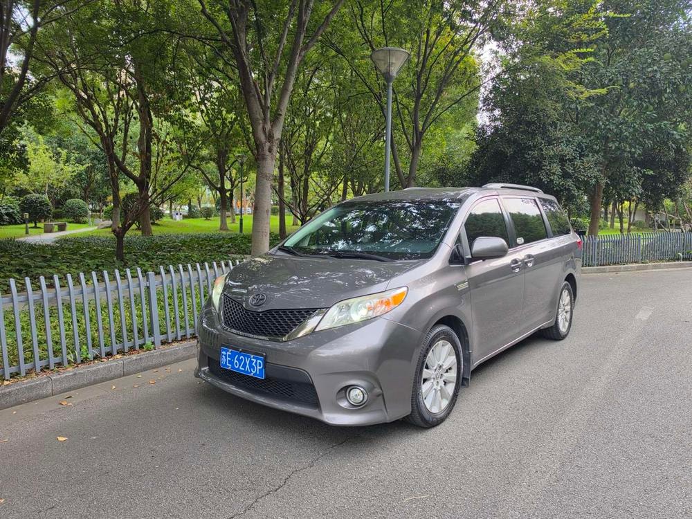 Toyota Sienna 2016 — фото автомобиля