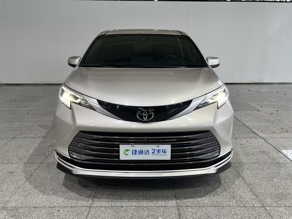 Toyota Sienna 2024 — фото автомобиля