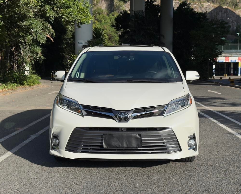 Toyota Sienna 2020 — фото автомобиля