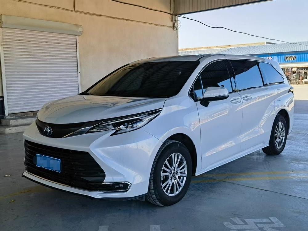 Toyota Sienna 2023 — фото автомобиля