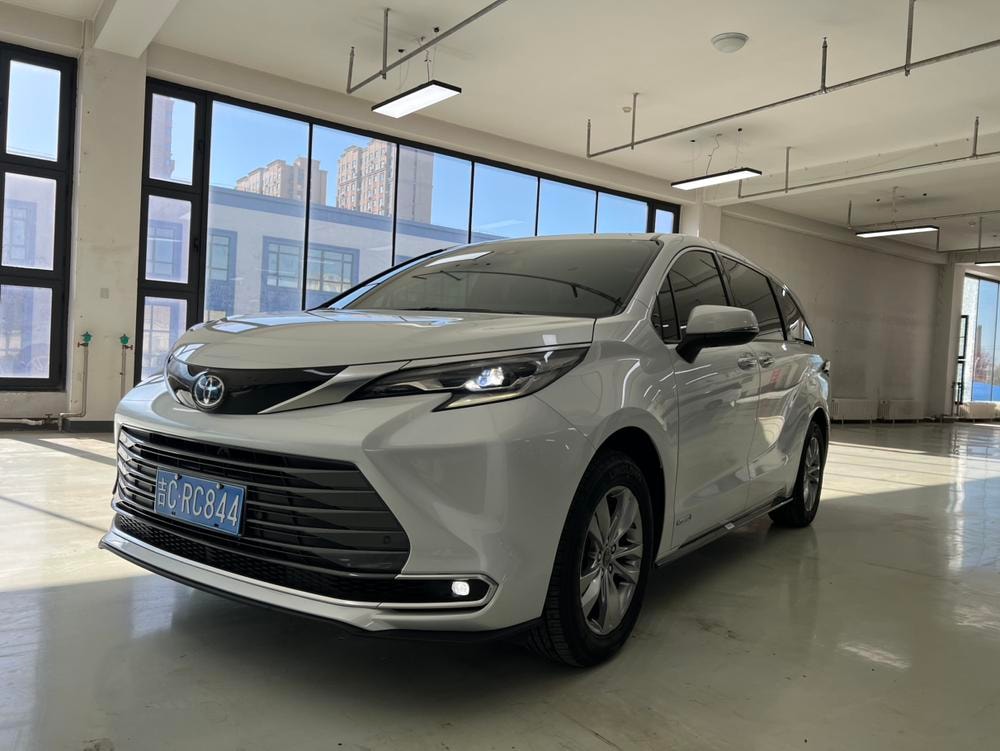 Toyota Sienna 2021 — фото автомобиля