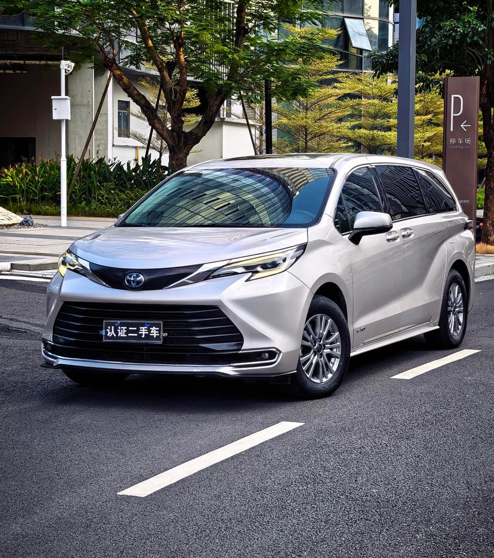 Toyota Sienna 2021 — фото автомобиля