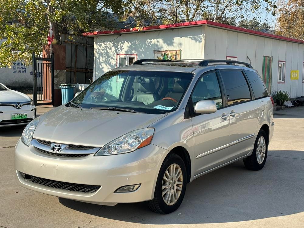 Toyota Sienna 2009 — фото автомобиля