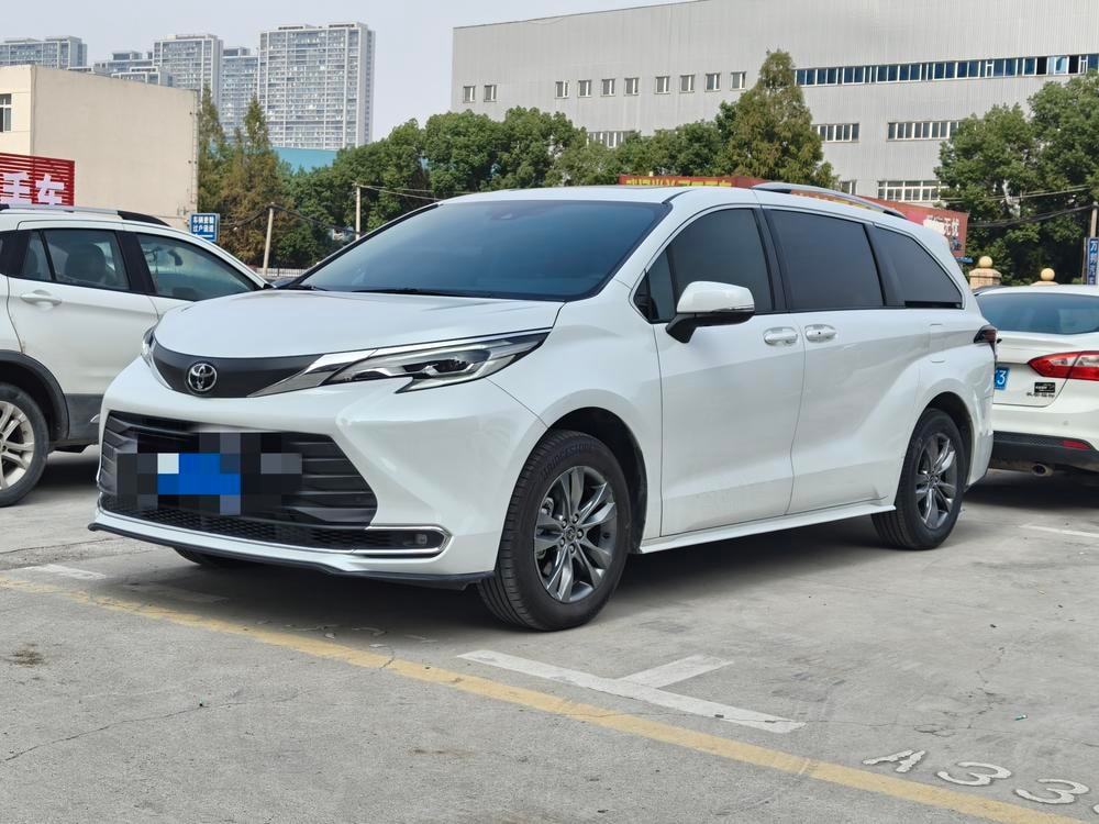 Toyota Sienna 2026 — фото автомобиля